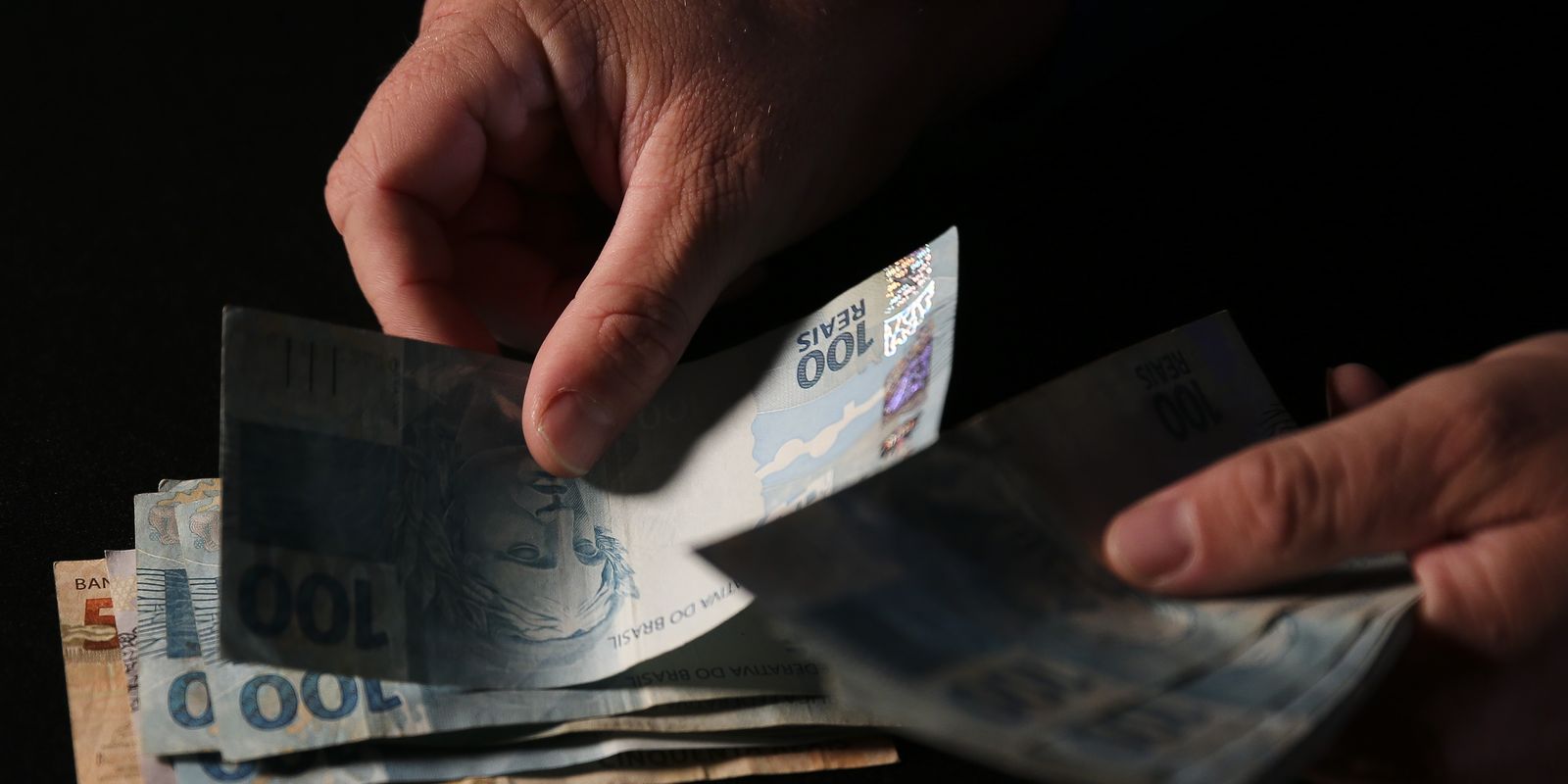 Imagem relativa a Brasileiros sacaram em abril R$ 482,8 milhões esquecidos em bancos