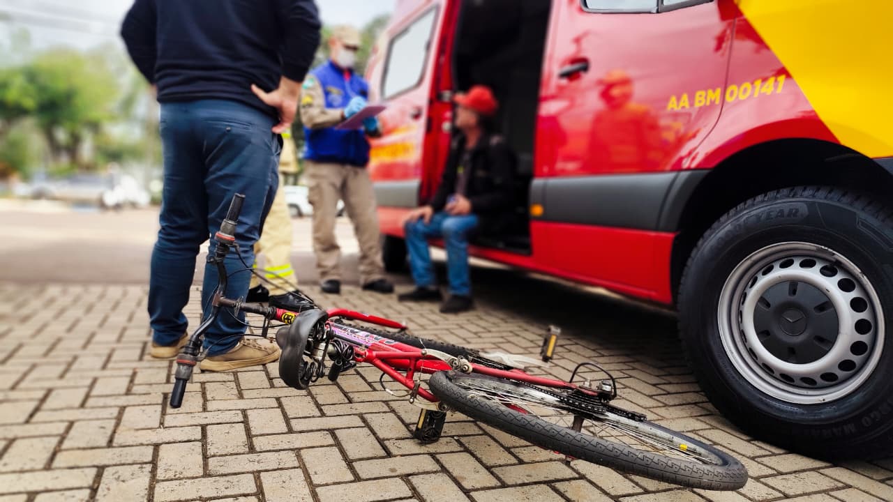 Ciclista sofre queda na Avenida Brasil e é socorrido pelo Siate
