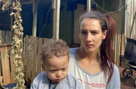 Mãe pede ajuda após deixar abrigo e enfrentar dificuldades em moradia em Cascavel