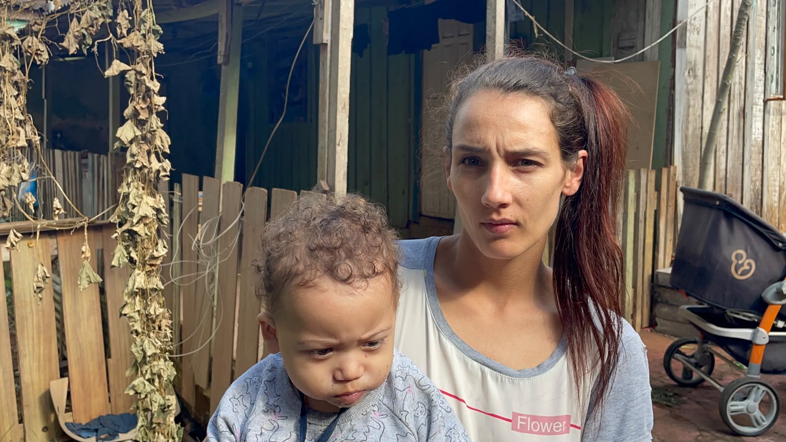 Mãe pede ajuda após deixar abrigo e enfrentar dificuldades em moradia em Cascavel