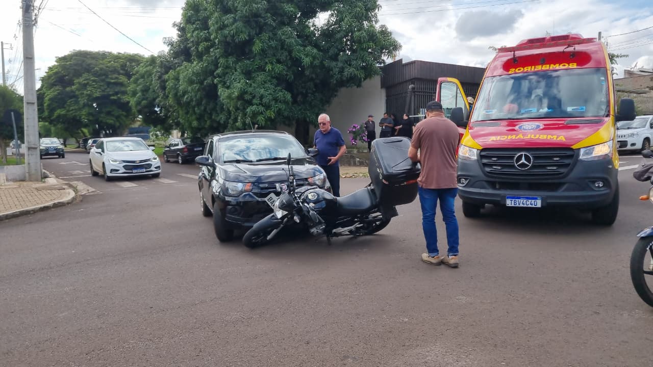 Motociclista fica ferido após colisão com Mobi na Rua Presidente Kennedy