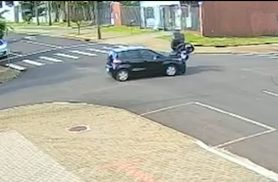 Carro avança preferencial, para no meio da rua e é atingido por moto