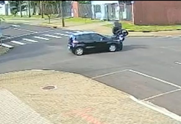 Carro avança preferencial, para no meio da rua e é atingido por moto