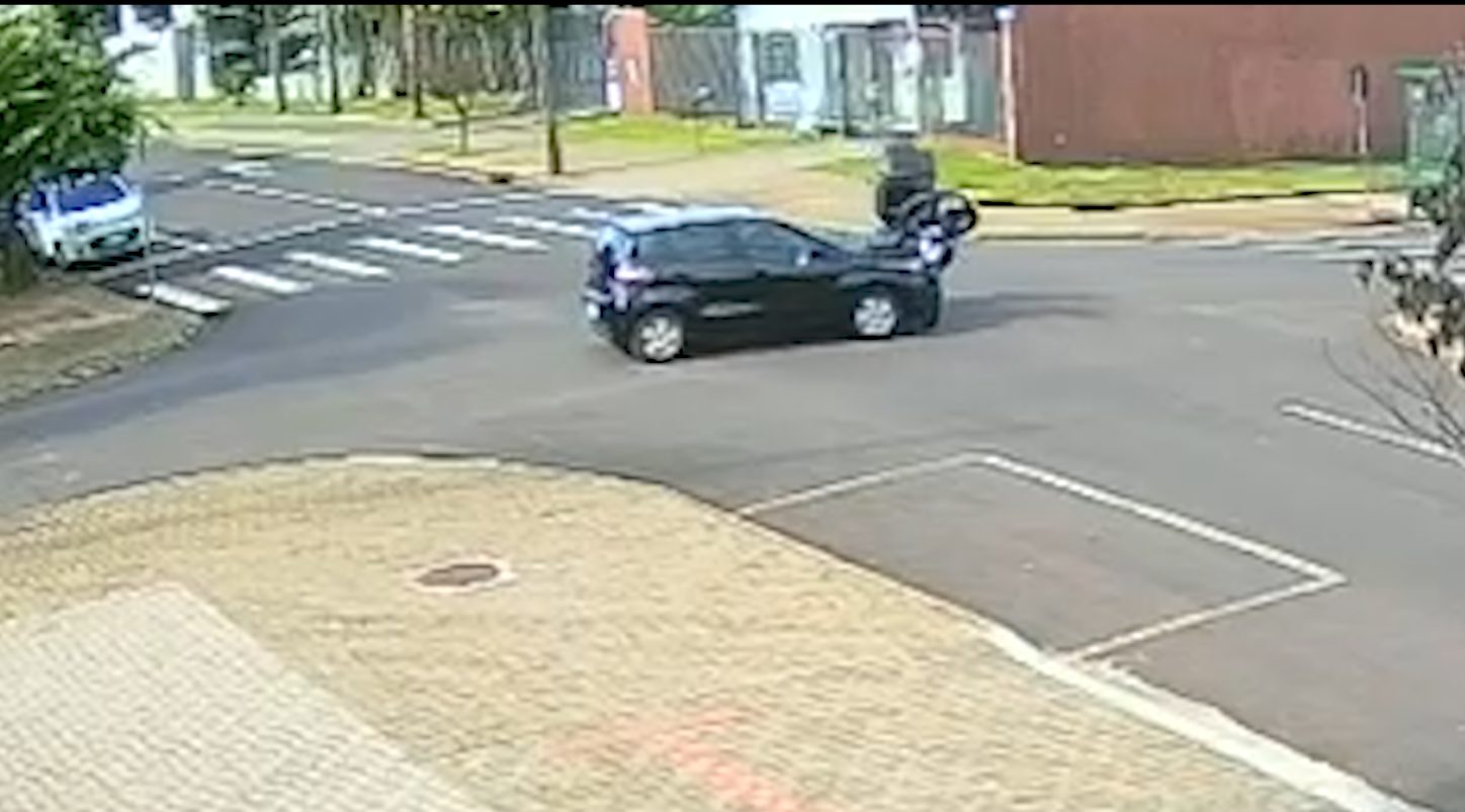 Carro avança preferencial, para no meio da rua e é atingido por moto