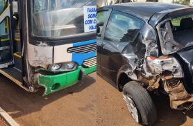 Carro e ônibus se envolvem em forte colisão na Rua Universitária