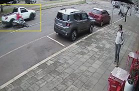 Câmera flagra acidente entre Fiat Strada e motocicleta na Avenida Brasil