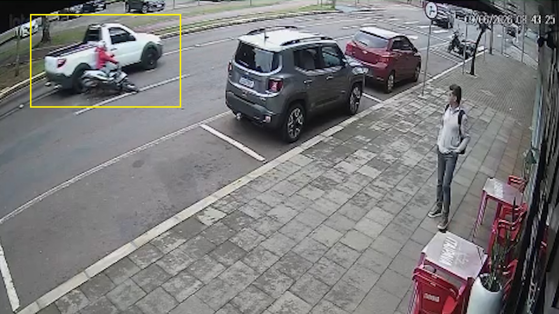 Câmera flagra acidente entre Fiat Strada e motocicleta na Avenida Brasil
