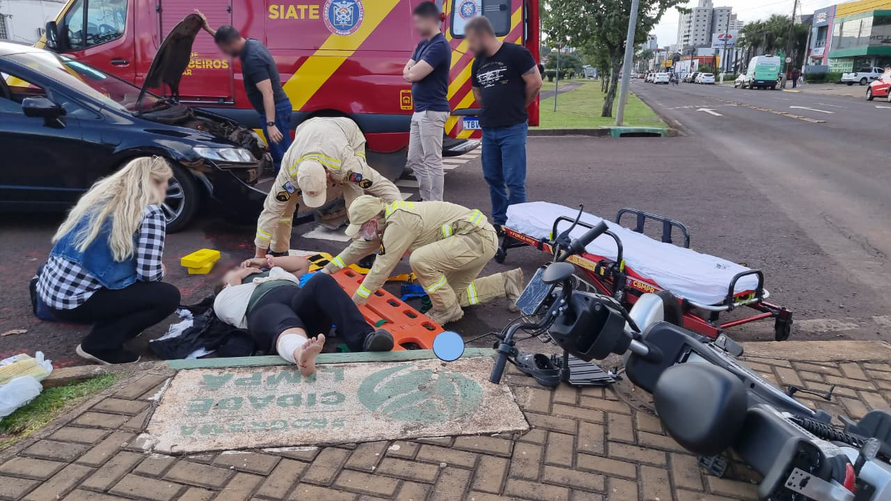 Mulher sofre diversos ferimentos após colisão entre Civic e autopropelido elétrico na Avenida Tancredo Neves