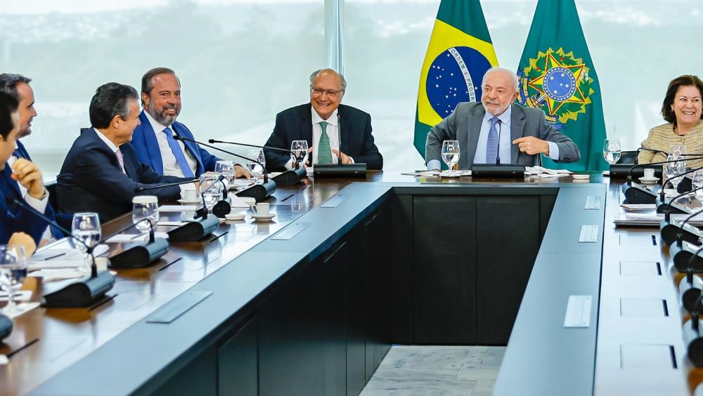 Governo prevê aumento de etanol na gasolina de 30% para até 32% Imagem referente a Governo prevê aumento de etanol na gasolina de 30% para até 32%