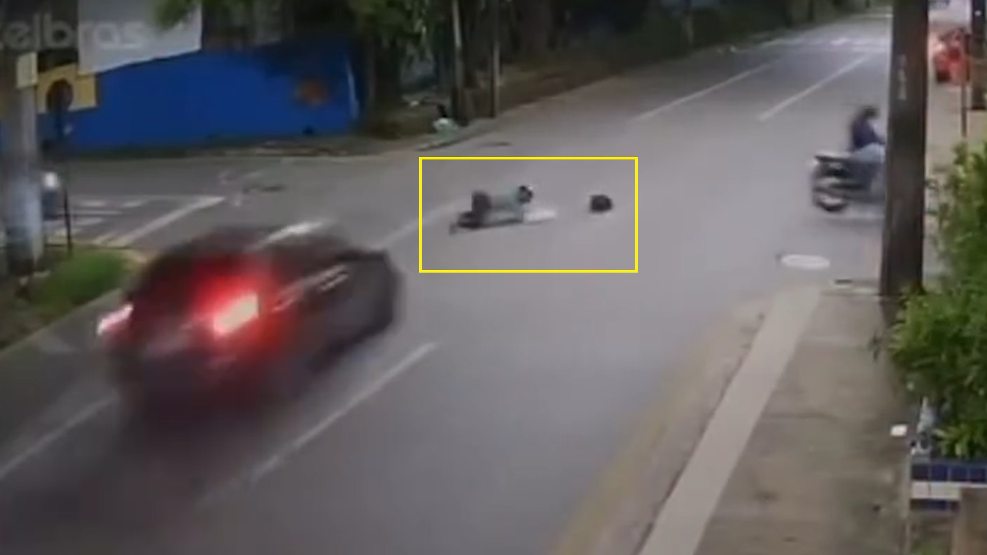 Imagens fortes: Garupa cai de moto e é atropelada por carro