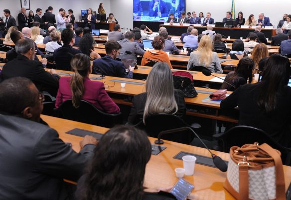 CCJ da Câmara adia análise da PEC da redução da maioridade penal