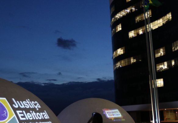 TSE adia decisão sobre suspensão de pesquisa de voto para presidente