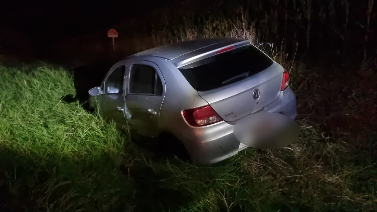 Acidente é registrado na BR-163 em Sede Alvorada; gol para em meio à vegetação