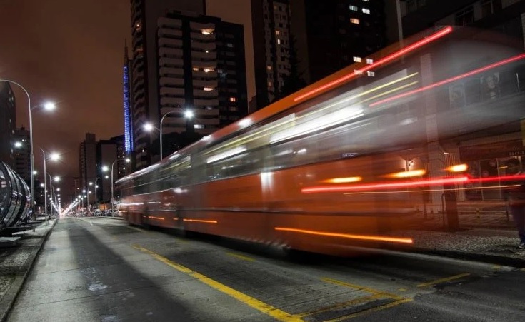 Homem deixa hospital, é atropelado por biarticulado e volta em estado grave para internação Imagem referente a Homem deixa hospital, é atropelado por biarticulado e volta em estado grave para internação