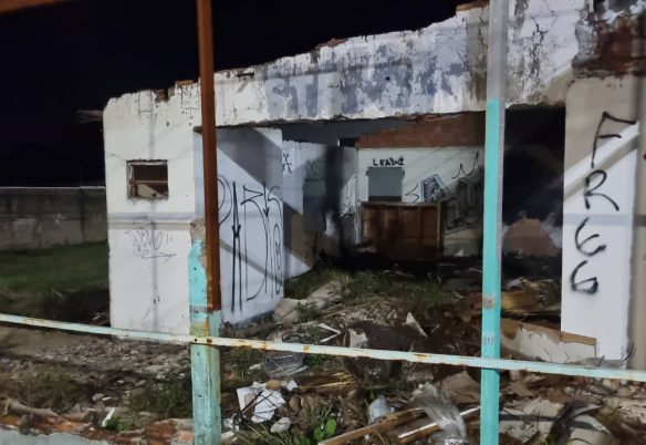 Incêndio atinge casa abandonada na Avenida Brasil