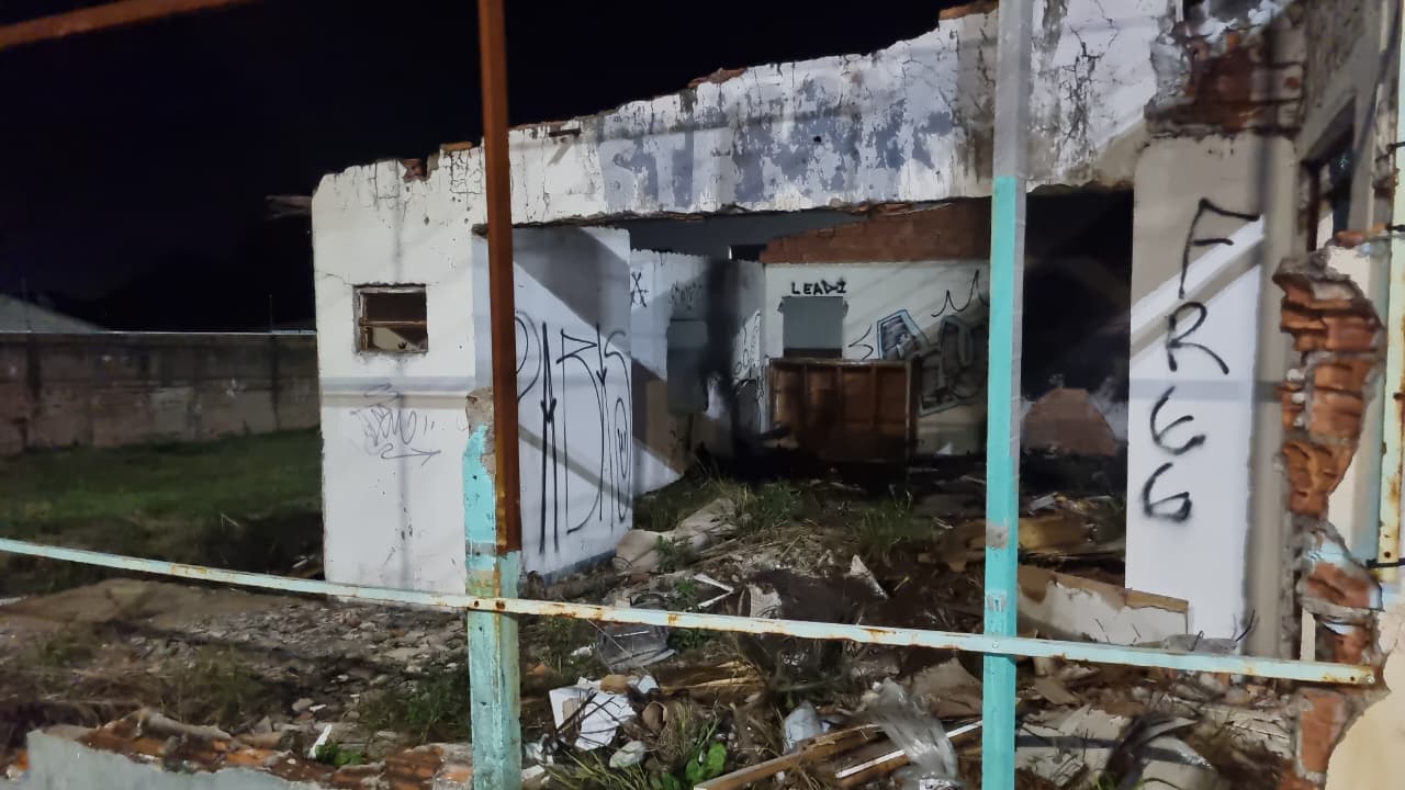 Incêndio atinge casa abandonada na Avenida Brasil