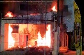 Vídeo registra chamas em imóvel abandonado no Bairro Coqueiral