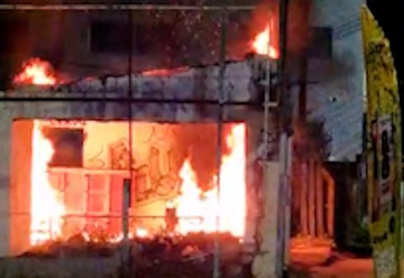 Vídeo registra chamas em imóvel abandonado no Bairro Coqueiral