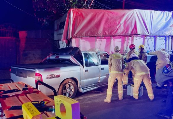 Motorista fica preso às ferragens após colisão entre caminhonete e caminhão no Bairro Santa Cruz
