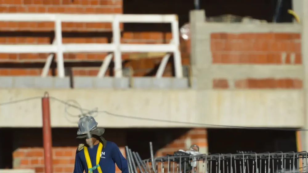 Construção empregou 2,5 milhões e pagou média de 2,1 salários mínimos Imagem referente a Construção empregou 2,5 milhões e pagou média de 2,1 salários mínimos
