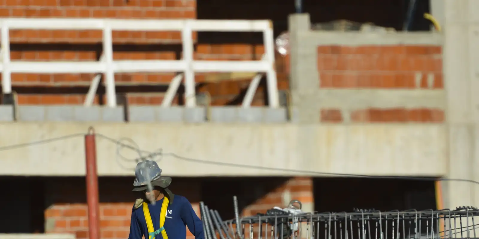 Imagem relativa a Construção empregou 2,5 milhões e pagou média de 2,1 salários mínimos