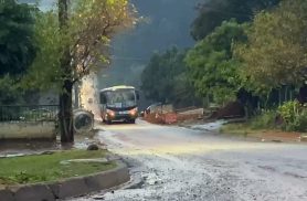 Ônibus com problemas mecânicos interdita Rua Universitária e causa transtornos para motoristas