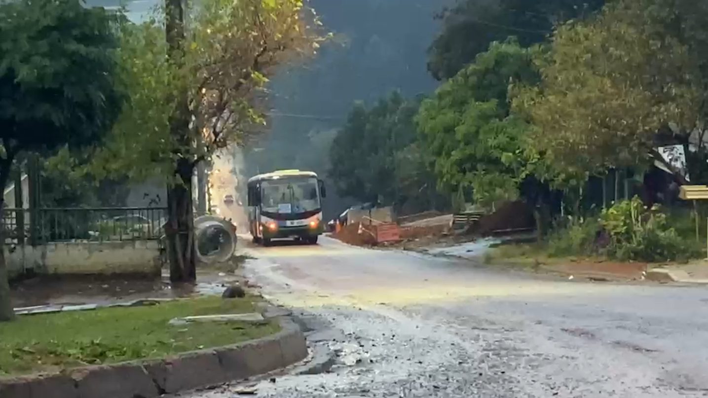 Ônibus interdita Rua Universitária e causa transtornos para motoristas