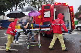 Motociclista fica ferido após colisão entre Honda Biz e Corolla na Rua Santa Catarina
