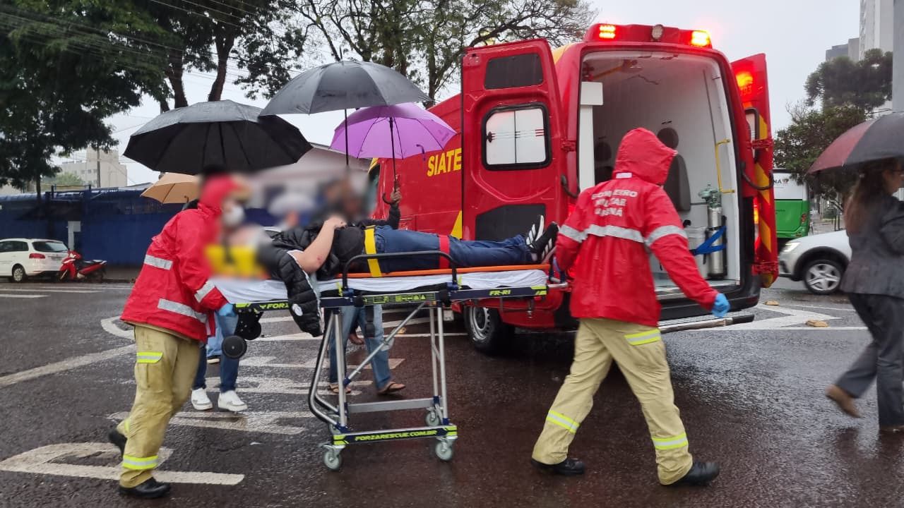 Motociclista fica ferido após colisão entre Honda Biz e Corolla na Rua Santa Catarina