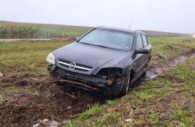 Após ser fechado por caminhão, Astra aquaplana e bate contra canteiro na BR-467
