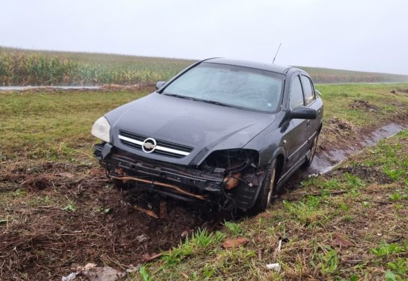 Após ser fechado por caminhão, Astra aquaplana e bate contra canteiro na BR-467