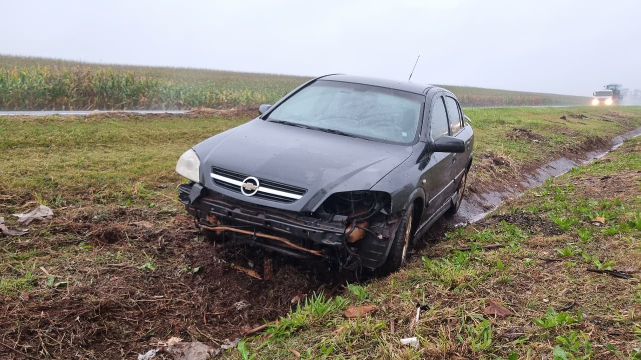 Após ser fechado por caminhão, Astra aquaplana e bate contra canteiro na BR-467