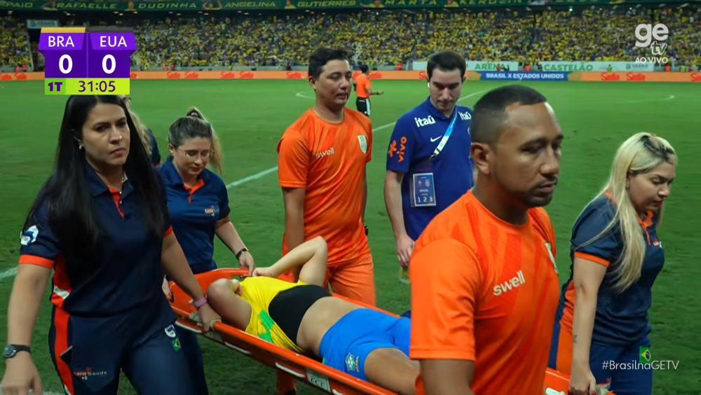 Atleta deixa gramado chorando após lesão em amistoso da Seleção Brasileira e preocupa torcedores Imagem referente a Atleta deixa gramado chorando após lesão em amistoso da Seleção Brasileira e preocupa torcedores
