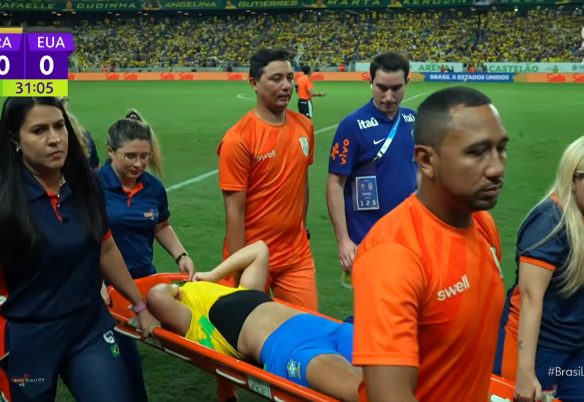 Atleta deixa gramado chorando após lesão em amistoso da Seleção Brasileira e preocupa torcedores