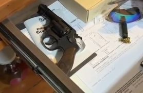 Imagens da Polícia Civil mostram localização de arma escondida em casa e ação das equipes durante Operação Rastreio