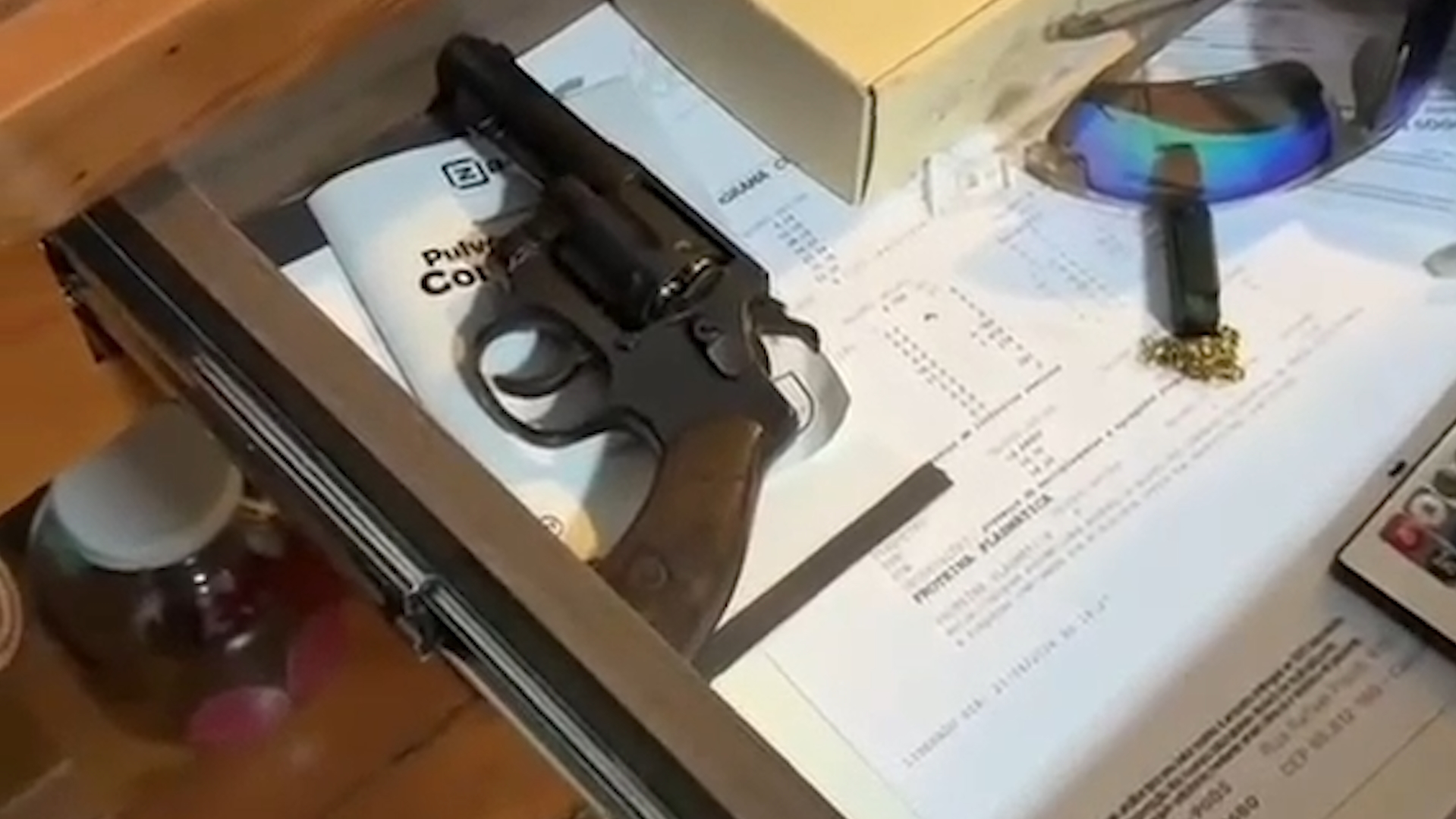 Imagens da Polícia Civil mostram localização de arma escondida em casa e ação das equipes durante Operação Rastreio