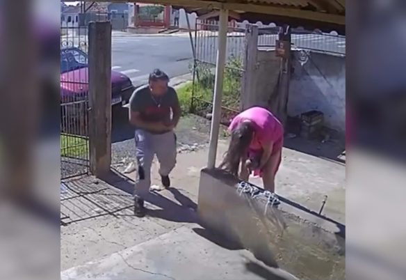 Vídeo mostra gestante dando a luz de pé, no pátio de casa no Paraná