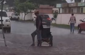 Chuva abençoada: Cadeirante levanta e sai andando em meio à enxurrada