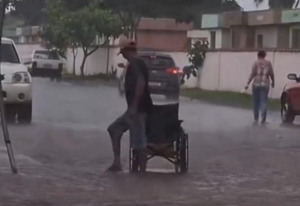 Chuva abençoada: Cadeirante levanta e sai andando em meio à enxurrada