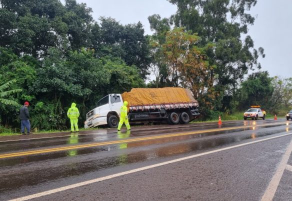 Caminhão sai da pista e quase tomba na BR-369, em Cascavel