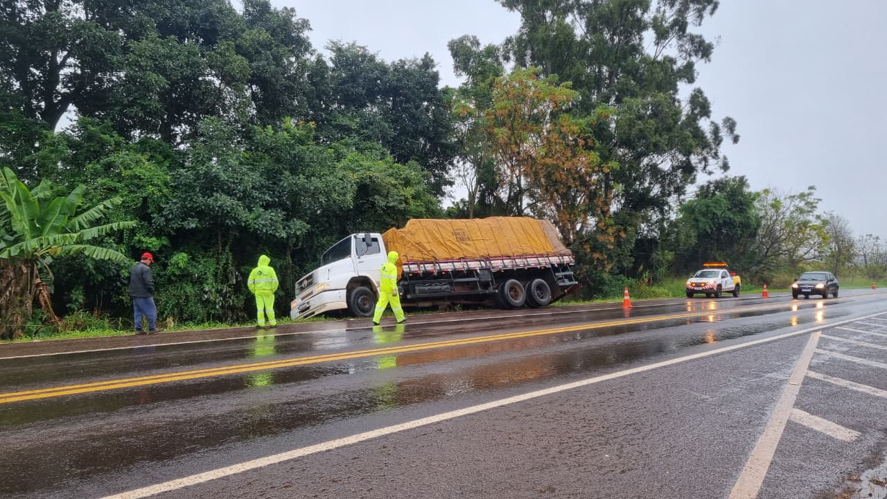 Caminhão sai da pista e quase tomba na BR-369, em Cascavel