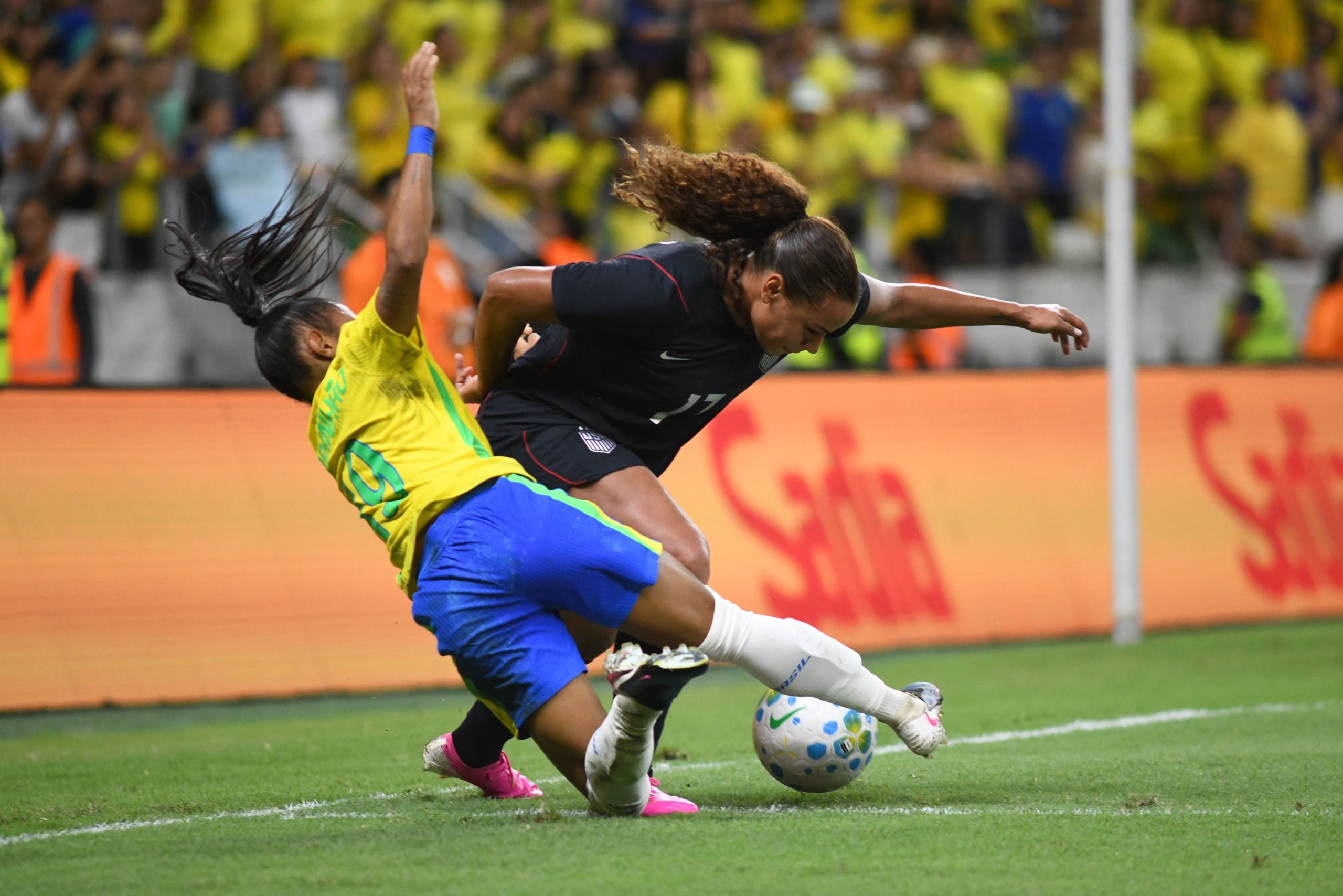 Imagem relativa a Em jogo nervoso, seleção brasileira feminina de futebol perde para os EUA em Fortaleza
