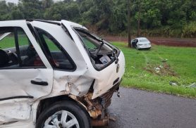 Carro carregado com contrabando de cigarros se envolve em forte acidente na BR-277