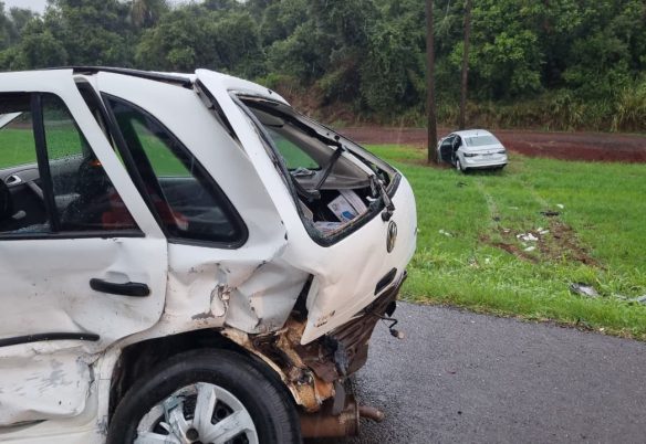 Carro carregado com contrabando de cigarros se envolve em forte acidente na BR-277