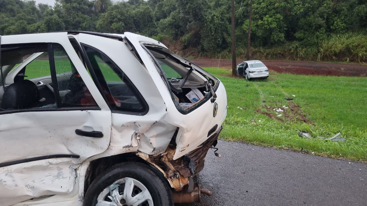 Carro carregado com contrabando de cigarros se envolve em forte acidente na BR-277
