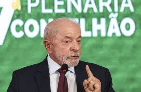 Governo estuda devolução de celular roubado nos Correios, diz Lula