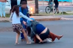 Mulheres brigam no meio da rua no Bairro Floresta, em Cascavel