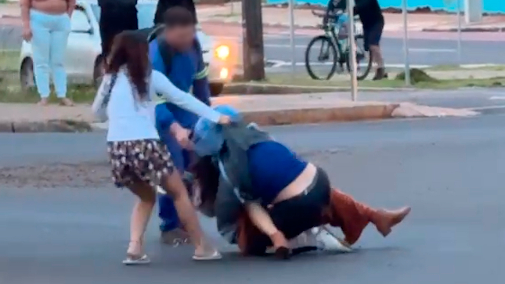 Mulheres brigam no meio da rua no Bairro Floresta, em Cascavel