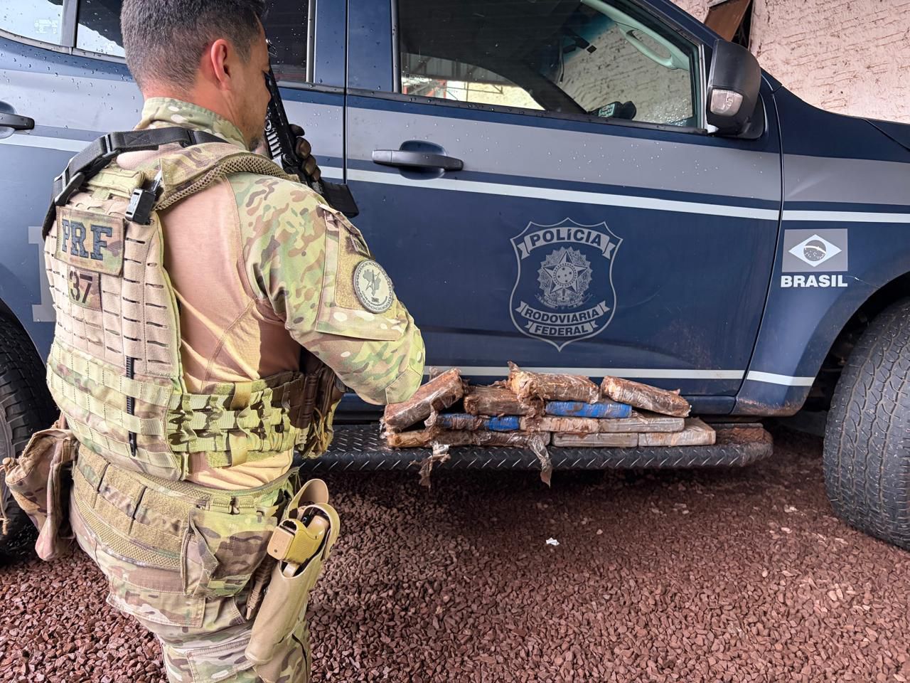 Pai e filha são presos com mais de 12 kg de cocaína em Formosa do Oeste Imagem relativa a Pai e filha são presos com mais de 12 kg de cocaína em Formosa do Oeste