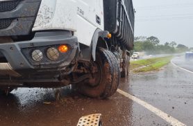 Caminhão sai da pista na BR-467, em Cascavel